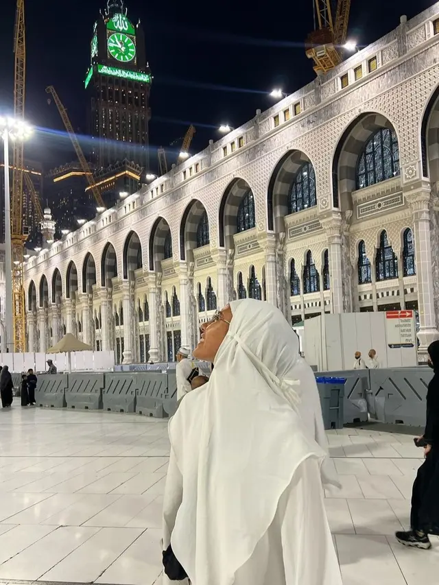 Shenina Cinnamon tampil anggun tanpa makeup saat umrah di Tanah Suci