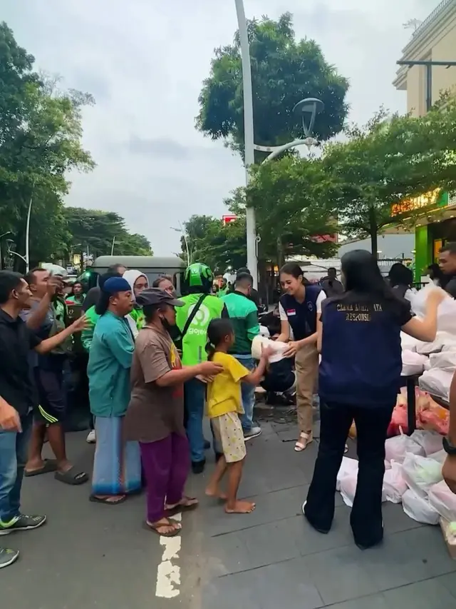7 Momen Aurelie Moeremans Bagi 1.000 Nasi di Bulan Ramadhan Ini Banjir Pujian