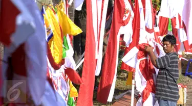Pedagang merapikan bendera Merah Putih dan pernak-pernik perayaan 17 Agustus di kawasan Pasar Minggu, Jakarta, Selasa (4/8/2015). Menjelang Hari Kemerdekan RI, sejumlah pedagang bendera musiman mulai berdatangan. (Liputan6.com/Yoppy Renato)