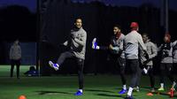 Bek Liverpool Belanda Virgil van Dijk (kiri) bersama rekan-rekannya melakukan pemanasan saat sesi latihan di Melwood, Inggris (26/11/2019). Liverpool akan bertanding melawan wakil Italia, Napoli pada Grup E Liga Champions di Anfield. (AFP/Lindsey Parnaby)