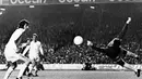 pemain Barcelona, Johan Cruyff, berusaha menaklukkan kiper Leeds United dalam semifinal Piala Champions, 24 April 1975, di Munich, Jerman. (AFP)