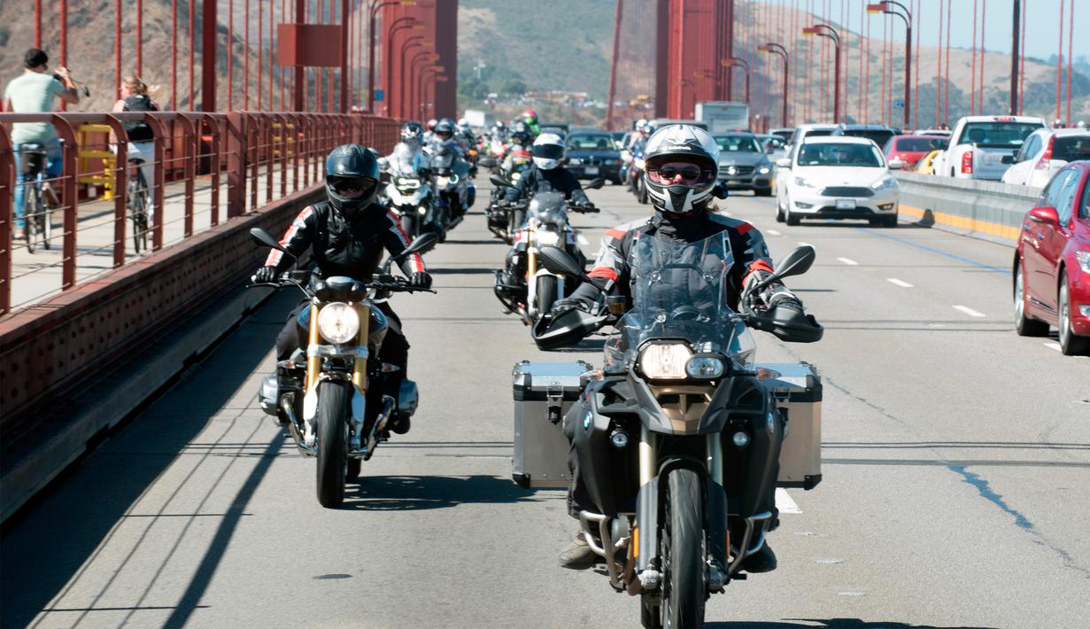 Seorang Diri Wanita Ini Touring Lintas Negara Naik Motor 