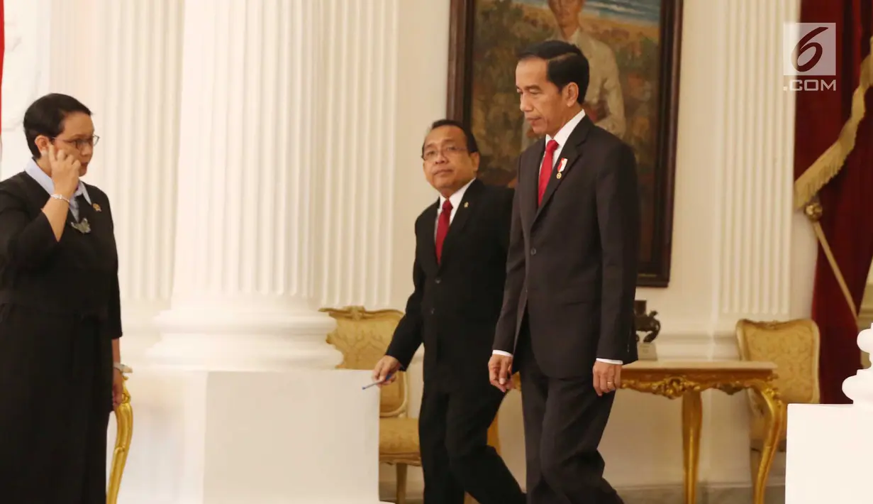 Presiden Jokowi bersiap menerima surat-surat kepercayaan dari para duta besar dalam Penyerahan surat-surat kepercayaan Dubes Luar Biasa dan Berkuasa Penuh (LBBP) untuk Republik Indonesia di Istana Merdeka, Selasa (12/9). (Liputan6.com/Angga Yuniar)
