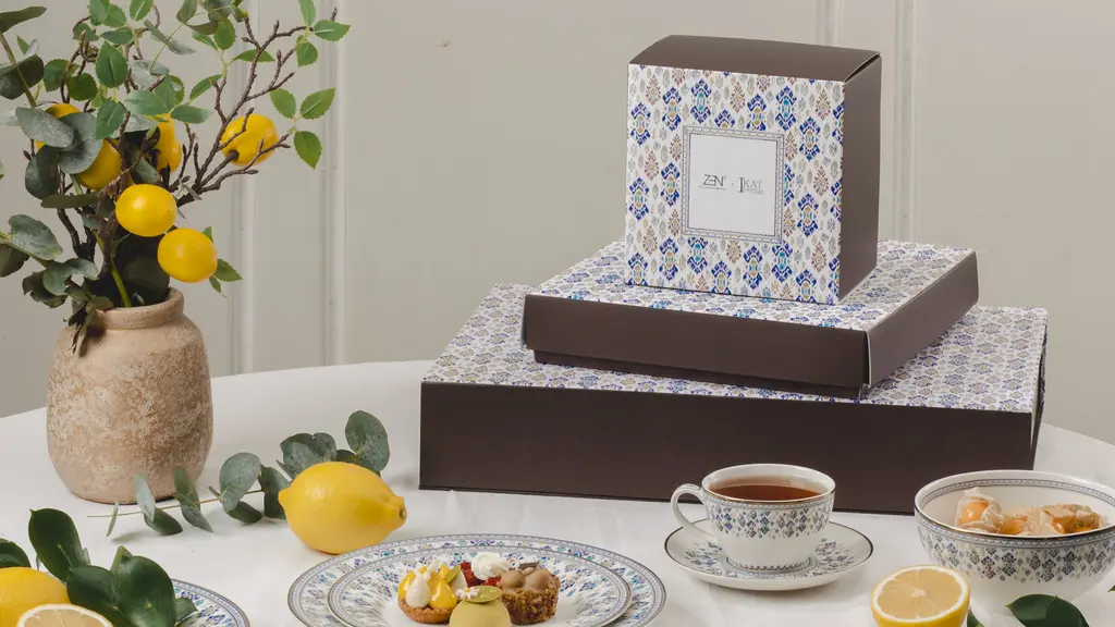 Dari peranti saji yang apik, Didiet Maulana hadirkan kehangatan senja Nusantara di meja makan (IKAT Indonesia)