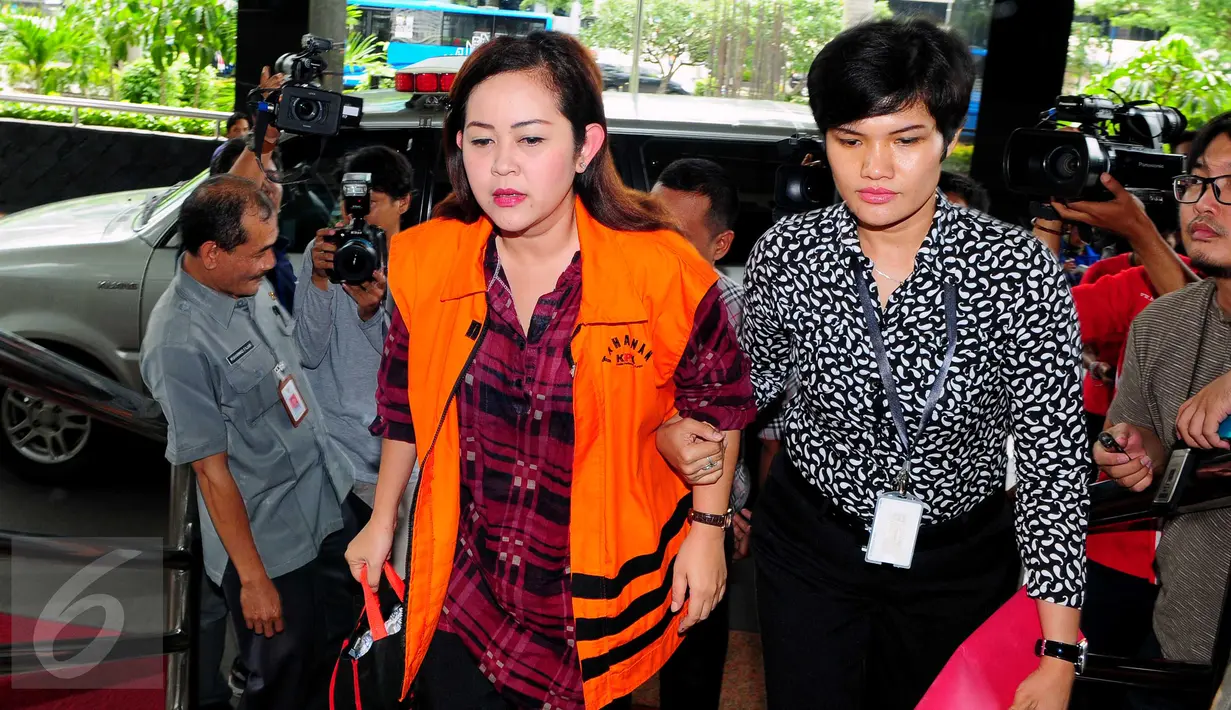 Staff anggota DPR, Julia Prasetyarini tiba di Gedung KPK untuk menjalani pemeriksaan, Jakarta, Rabu (2/3/2016). Julia diperiksa sebagai saksi dalam kasus dugaan korupsi di Kementerian PUPR tahun anggaran 2016. (Liputan6.com/Helmi Afandi)