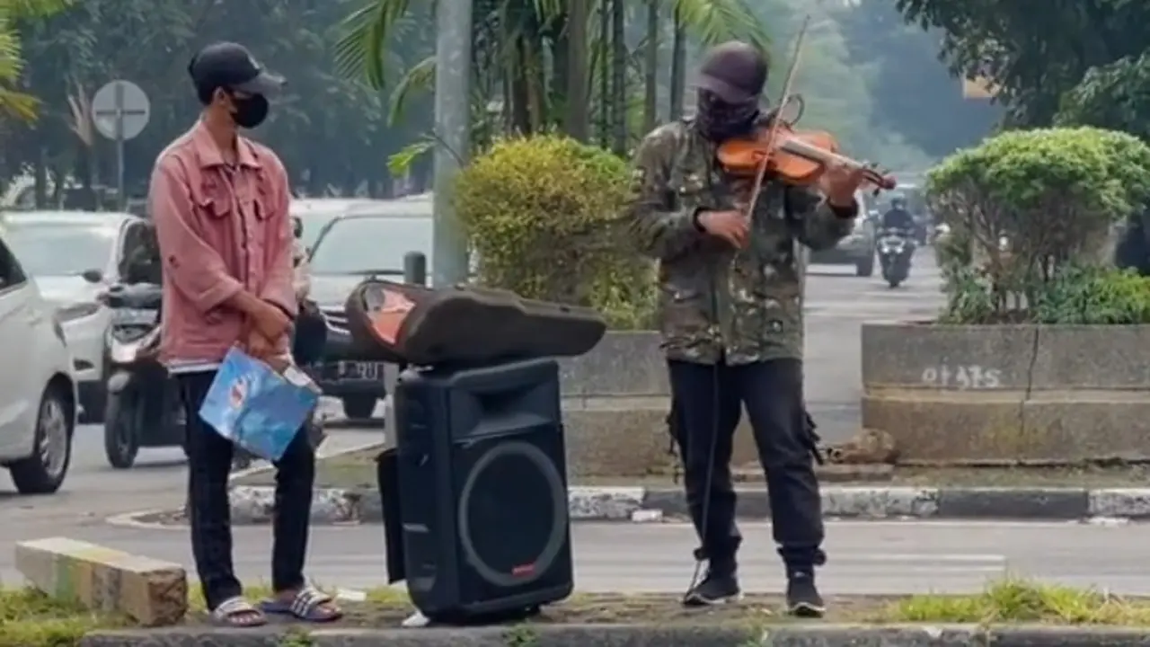 Viral, Pengamen Nyentrik Anti Mainstream Bikin Kagum Warganet