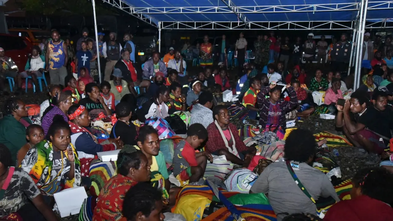 Warga Tembagapura yang mengungsi ke Timika karena takut oleh penembakan oleh kelompok kriminal bersenjata (KKB). (dok Polda Papua)
