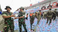 Pendistribusian ribuan galon air bersih ke Desa Gili Ketapang Kota Probolinggo (Istimewa)