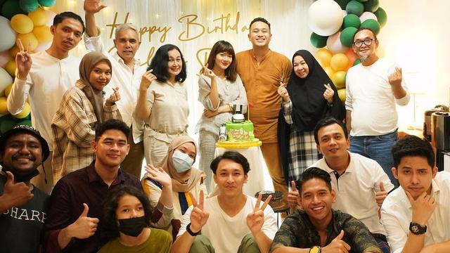 6 Momen Perayaan Ultah Gilang Dirga yang ke-32, Dapat Kejutan dari