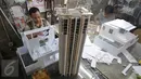 Pembuatan maket gedung membutuhkan tingkat ketelitian yang tinggi agar bisa menghasilkan miniatur yang sama persis dengan aslinya, Tangsel, Kamis (28/1/2016). Harga maket bisa mencapai Rp.80 Juta. (Liputan6.com/Angga Yuniar) 