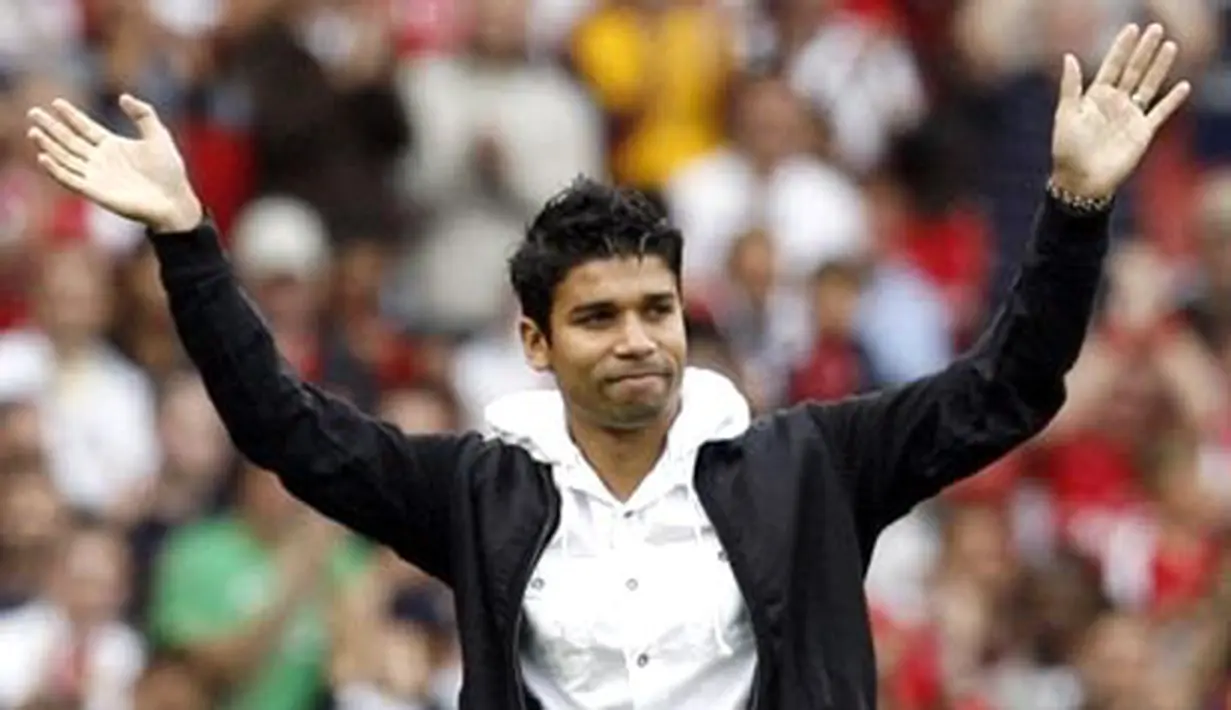 Eduardo of Arsenal acknowledges the crowd after a long period out due to an injury during the Emirates Cup competition match against Real Madrid at Emirates stadium, on August 3, 2008. AFP PHOTO/IAN KINGTON 