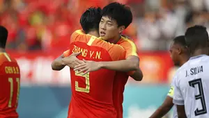 Pemain Cina, Gao Zhunyi dan Zhang Yuning melakukan selebrasi usai mencetak gol ke gawang Timor Leste pada laga Asian Games 2018 di Stadion Si Jalak Harupat,Bandung, Jawa Barat, Selasa (14/8/2018). Cina menang 6-0 atas Timor Leste. (AP/Achmad Ibrahim)