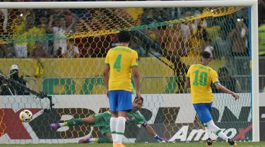 Penyerang Brasil, Neymar mencetak gol pembuka timnya dari titik penalti ke gawang Chile selama pertandingan kualifikasi Piala Dunia 2022 zona CONMEBOL di stadion Maracana di Rio de Janeiro, Brasil, Jumat (25/3/2022). Brasil menang atas Chile 4-0. (AP Photo/Silvia Izquierdo)