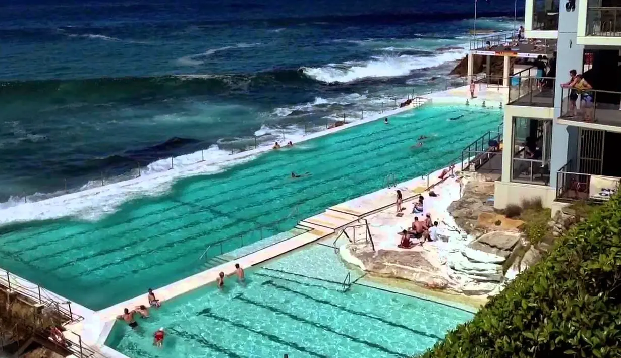 Kolam renang Icebergs di Sydney, Australia. kola renang ini sangat dekat dengan laut dan tidak jarang ombak laut memenuhi isi air kolam disini, hal ini yang membuat banyak orang mengunjungi tempat ini. (tri-athlete.nl)
