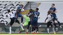 Bek Arsenal, Gabriel Magalhaes, berusaha mencetak gol ke gawang Fulham pada laga Liga Inggris di Craven Cottage, London, Sabtu (12/9/2020) malam WIB. Arsenal menang 3-0 atas Fulham. (Paul Childs/Pool via AP)