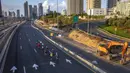 Sejumlah pengendara sepeda melintasi jalan raya bebas mobil saat Hari Raya Yom Kippur di Tel Aviv, Israel, Kamis (16/9/2021). Yom Kippur atau Hari Penebusan Dosa merupakan hari raya paling suci umat Yahudi dimana mereka akan berhenti beraktivitas secara total. (AP Photo/Oded Balilty)