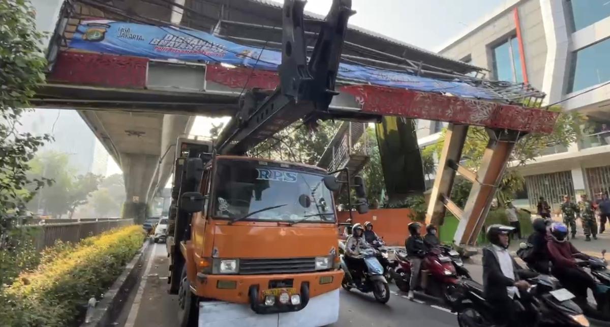 Truk Angkut Alat Berat Tabrak JPO Tendean