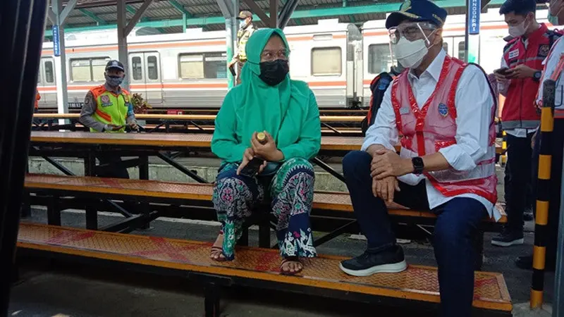 Menhub Budi Karya Sumadi memantau pergerakan penumpang pada KRL Jabodetabek di Stasiun Manggarai, Jakarta pada hari kedua Lebaran, Jumat (14/5/2021). Dok: Maulandy R/Liputan6.com