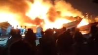 Kebakaran hebat melalap kapal-kapal yang bersandar di Pelabuhan Jongor, Tegal, Jawa Tengah, Senin malam (14/8/2023). (Liputan6.com/ Dok Ist)