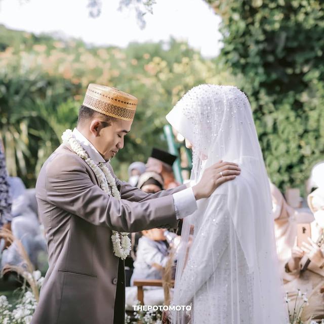 Momen Pernikahan Ustaz Syam dan Jihan Ghazali. (Sumber: Instagram/thepotomoto)