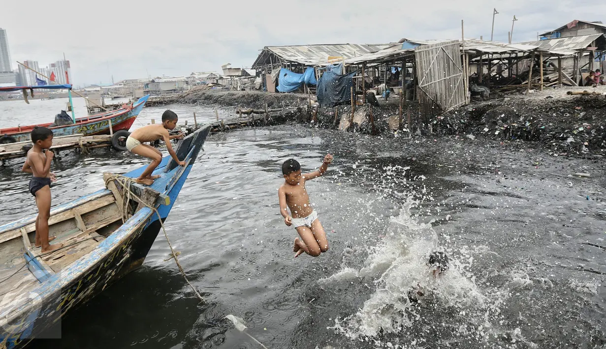Anak-anak bermain air di kawasan pantai penuh sampah yang terbawa arus di Muara Angke, Jakarta, Rabu (10/2). Genangan sampah yang terbawa arus oleh angin musim barat ini tak menyurutkan anak-anak untuk bermain air. (Liputan6.com/Faizal Fanani)