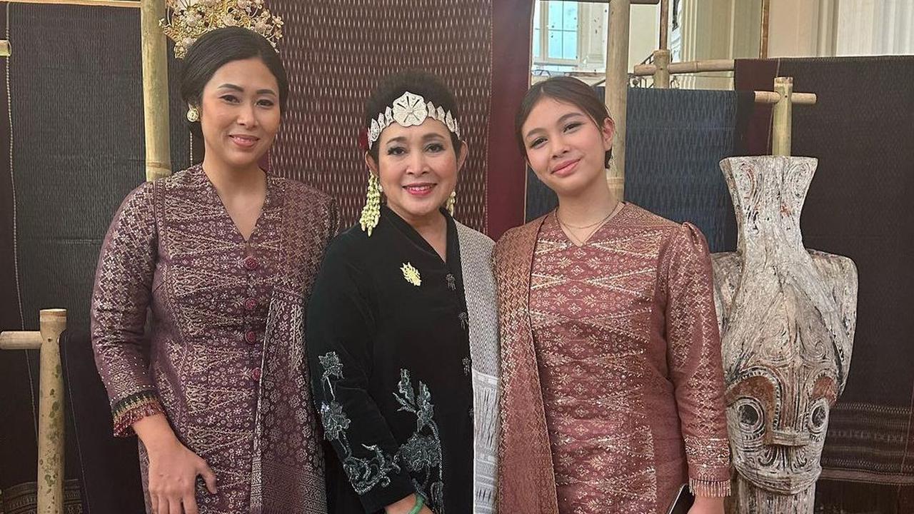 Berdiri di sebelah kanannya, ialah keponakannya Gendis, yang merupakan putri sulung Bambang Trihatmojo.