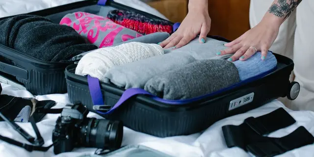 5 Trik Menggulung Pakaian untuk Menghemat Ruang di Koper biar Tidak Kusut dan Rapi