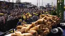 Acara Hari Kemerdekaan yang meriah ini mendatangkan ribuan orang ke Coney Island, New York, pada hari Selasa untuk menyaksikan para peserta lomba yang kompetitif melahap sebanyak mungkin hot dog hanya dalam waktu 10 menit. (AP Photo/Yuki Iwamura)