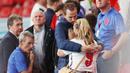 Kegagalan Timnas Inggris meraih trofi Euro 2020 usai ditaklukkan Italia membuat hati para suporter termasuk istri dari penyerang The Three Lions, Harry Kane, hancur lebur. (Foto:AFP/Carl Recine)