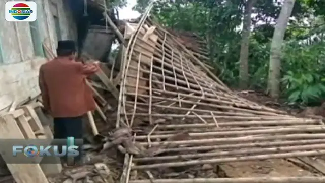 Tercatat 800 rumah warga Cianjur mengalami kerusakan dan 600 rumah lainnya terancam longsor.