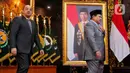 Tampak Prabowo mengenakan jas lengkap berwarna abu-abu serta kopiah. (Liputan6.com/Angga Yuniar)
