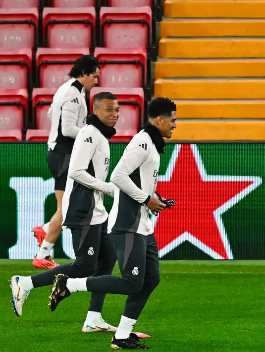Laga melawan Liverpool menjadi tantangan bagi Kylian Mbappe dkk, pasalnya di Liga Champions musim 2024/2025 ini, Real Madrid belum tampil maksimal. (Paul ELLIS/AFP)