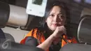 Ekspresi Dessy A Edwin usai menjalani pemeriksaan KPK, Jakarta, Senin (1/2/2016). Dessy diperiksa sebagai tersangka kasus suap proyek di Kementerian PUPR dengan tersangka Damayanti Wisnu Putranti. (Liputan6.com/Helmi Afandi)