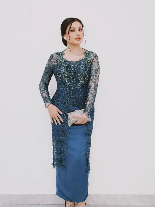 7 Potret Awkarin Tampil Anggun Berkebaya Navy Dampingi Sang Ayah dalam Pelantikan Jabatan Baru (credit: instagram.com/narinkovilda).