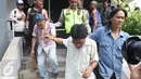 Dua orang pencopet dibawa oleh petugas kepolisian menuju Polsek Menteng dari Pospol Bundaran HI, Jakarta, Rabu (3/5). Aksi mereka digagalkan seorang perempuan yang merupakan korbannya di Kopaja P19. (Liputan6.com/Angga Yuniar)