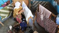 Seorang ibu membuat batik tulis di Kampung Batik Puswasedar kawasan Geopark Ciletuh, Sukabumi, Jawa Barat, Sabtu (22/9). Lebih dari 50 perempuan menekuni pembuatan batik tulis maupun cetak. (Merdeka.com/Arie Basuki)