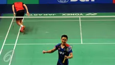 Pebulutangkis tunggal putera Indonesia, Jonatan Christie meluapkan kegembiraan usai menumbangkan perlawanan pemain Tiongkok, Lin Dan di babak kedua BCA Indonesia Open 2016, Jakarta, Kamis (2/6/2016). (Liputan6.com/Helmi Fithriansyah)