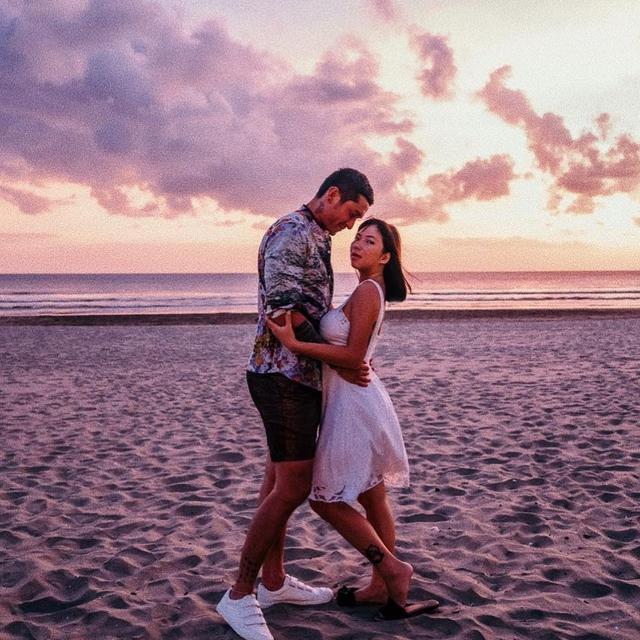 Terpaut 10 Tahun Ini 6 Momen Mesra Miller Khan Dan Nathalie Stephens Hot Liputan6 Com