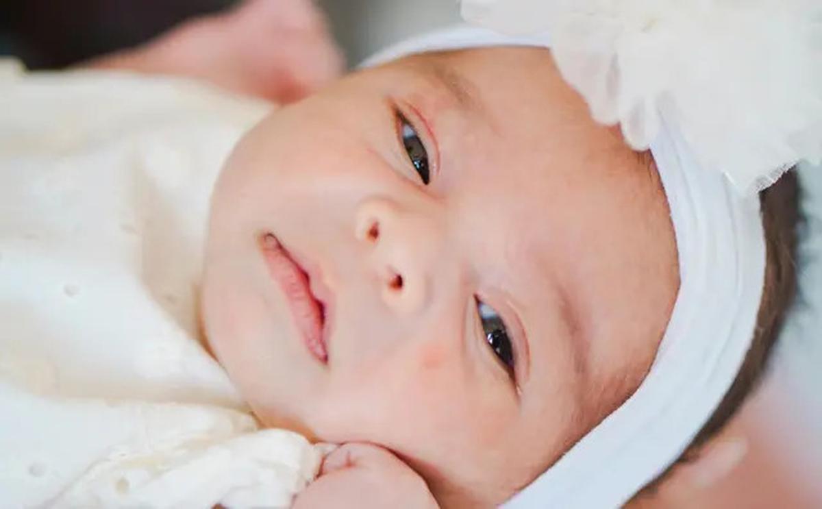 10 Arti Mimpi Menggendong Bayi Perempuan, Benarkan Jadi Kabar Baik?