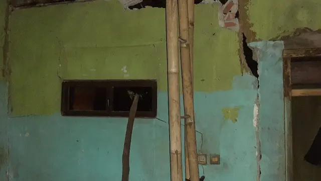Tanah ambles merusak 9 rumah di Dusun Situ, Desa Karangkemiri, Jeruklegi, Cilacap. (Foto: Liputan6.com/dok. Relawan Banyumas)