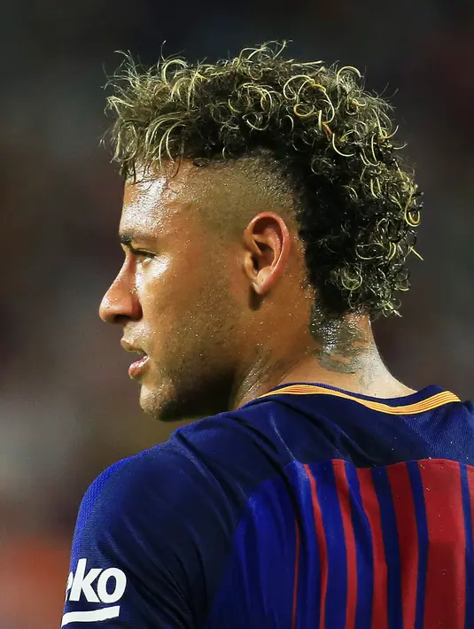 Pemain Barcelona Neymar saat bertanding mengahadi Real Madrid pada pertandingan International Champions Cup 2017 di Stadion Hard Rock, Miami Gardens, Florida, Amerika Serikat, 29 Juli 2017. (Chris Trotman/Getty Images/AFP)
