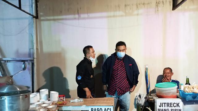 Ragam stan jajanan warga seperti baso daging, baso aci, cuanki, nasi goreng, hingga bajigur,siap memanjakan warga dalam gerebek vaksinasi covid-19 malam hari.