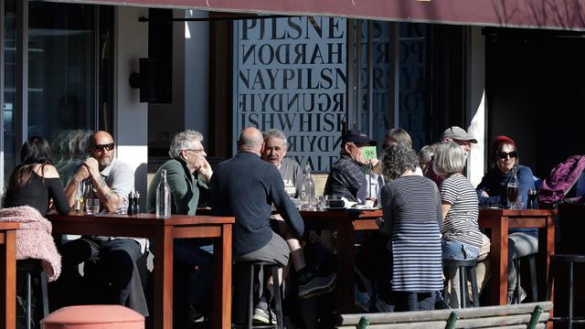 <span>Pelanggan di kafe menikmati makan siang di bawah sinar matahari di Christchurch, Selandia Baru pada Minggu (9/8/2020). Selandia Baru pada Minggu kemarin telah berhasil melewati 100 hari tanpa merekam kasus Virus Corona COVID-19 yang ditularkan secara lokal. (AP Photo/Mark Baker)</span>