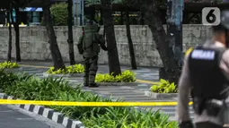 Anggota Gegana memeriksa sebuah tas mencurigakan yang ditaruh di depan Hotel Kempinski, Bundaran HI, Jakarta, Kamis (16/4/2020). Dalam pemeriksaan yang dilakukan anggota Gegana diketahui bahwa tas tersebut kosong. (Liputan6.com/Faizal Fanani)
