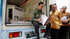 Mendag Thomas Lembong membaca di Mobile magic box saat peluncuran ASEAN Economic Community (AEC) Center di Kemendag, Jakarta, Senin (28/9/2015). AEC Center dibentuk untuk edukasi publik tentang perkembangan dan peluang MEA. (Liputan6.com/Faizal Fanani)