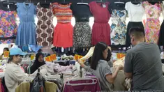 Warga memilih pakaian impor bekas impor di Pasar Baru Metro Atom, Jakarta, Jumat (6/12/2019). Di tengah ramainya produk pakaian baru baik lokal maupun internasional pakaian bekas impor yang dijual di kios-kios pasar masih banyak peminatnya di berbagai kalangan. (merdeka.com/Imam Buhori)