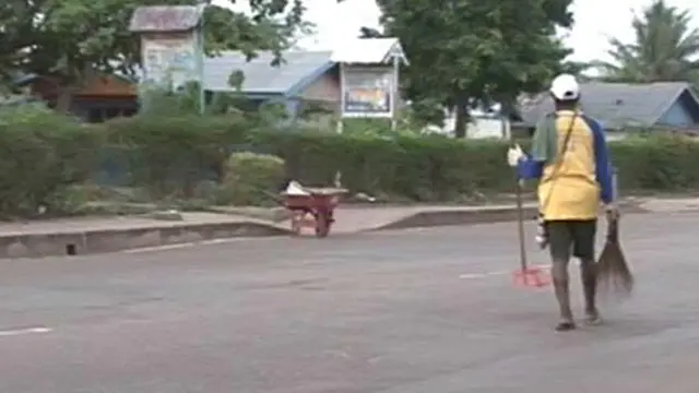 Lima Anak Dinafkahi Paskalina dengan Menyapu Jalan