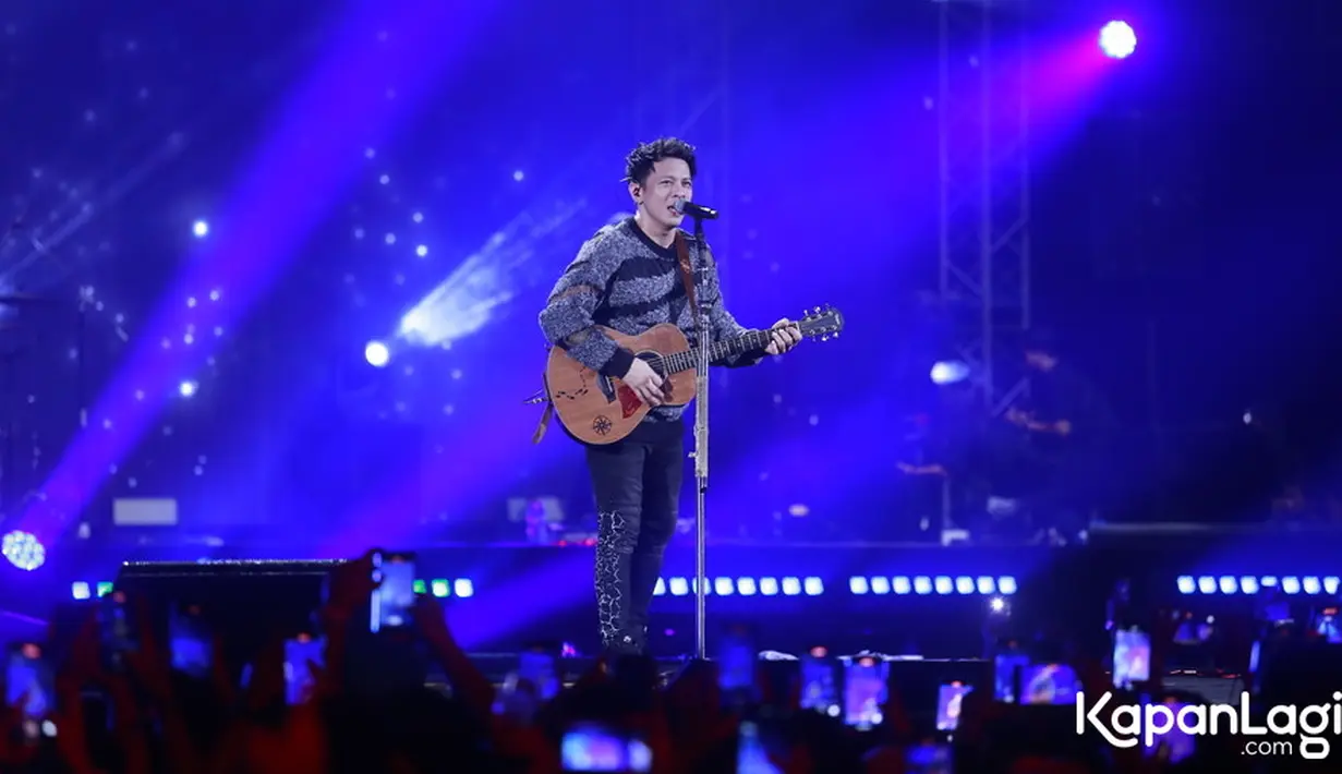 "Maaf semua, suara saya agak hilang, kena virus, dan awalnya ini bakal diundur, tapi saya tetap lanjutkan. Jadi kayak kehidupan walaupun berat harus dijalani," ujar pemilik nama asli Nazriel Irham. [Foto: KapanLagi.com/Bayu Herdianto]