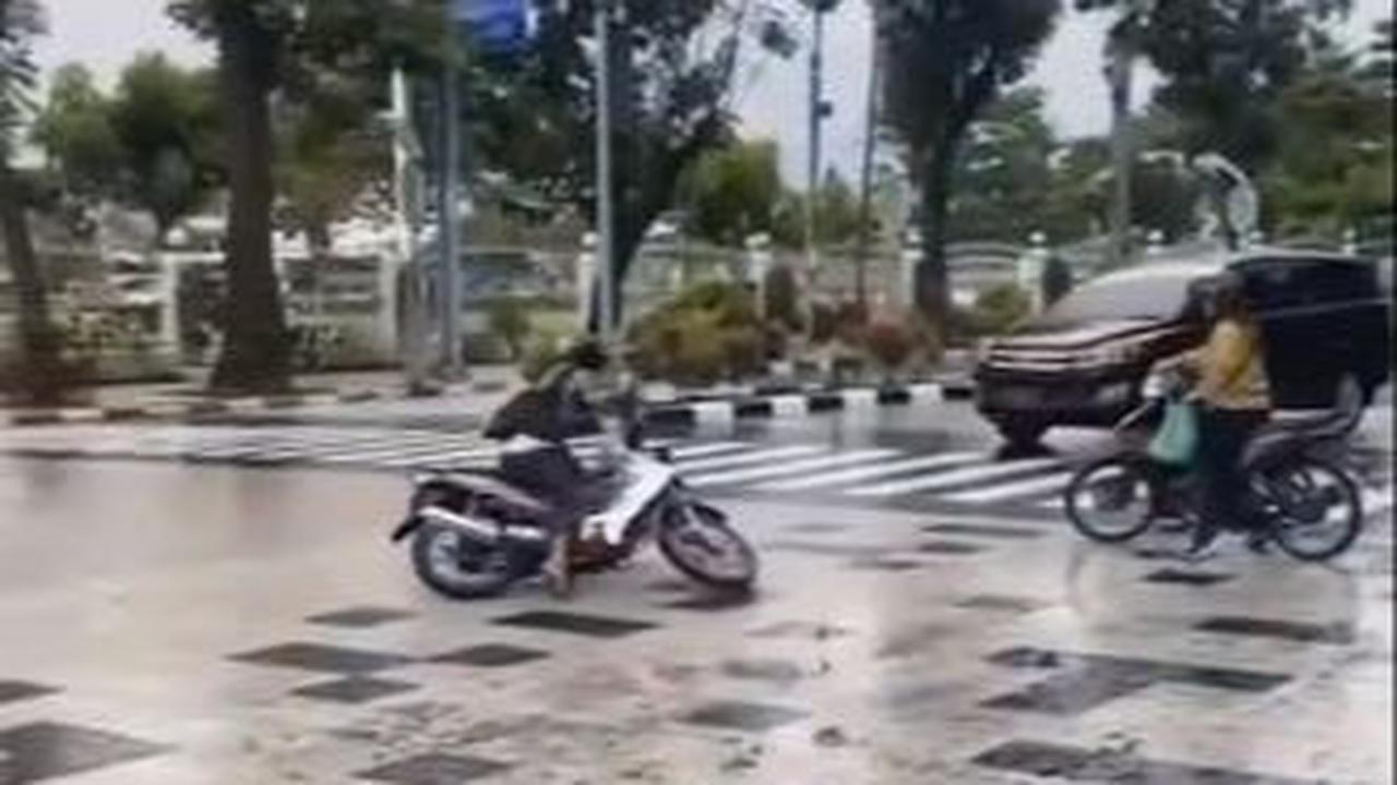 <b>Pengendara Berjatuhan</b>
