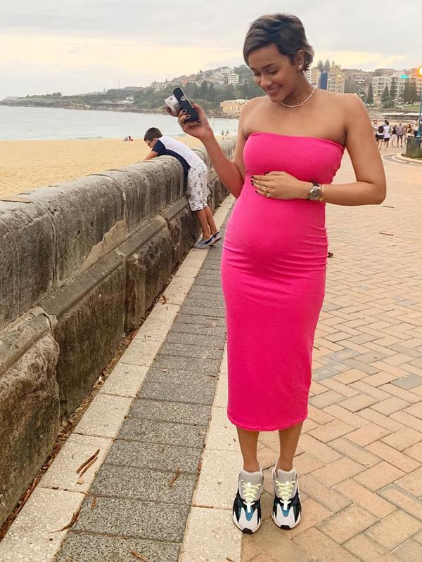 Sebagai model top Indonesia, Kimmy Jayanti harus bisa menjaga penampilannya. Saat sedang hamil pun Kimmy masih terlihat modis dalam balutan dress berwarna merah muda. (Liputan6.com/kimmyjayanti)